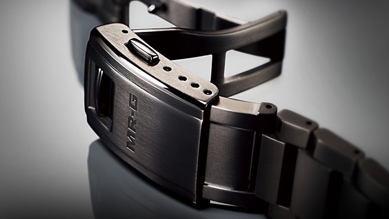 Prevents the band from coming off when worn