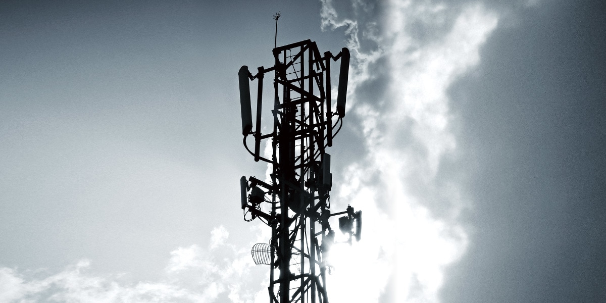 Receives radio waves from 6 stations around the world